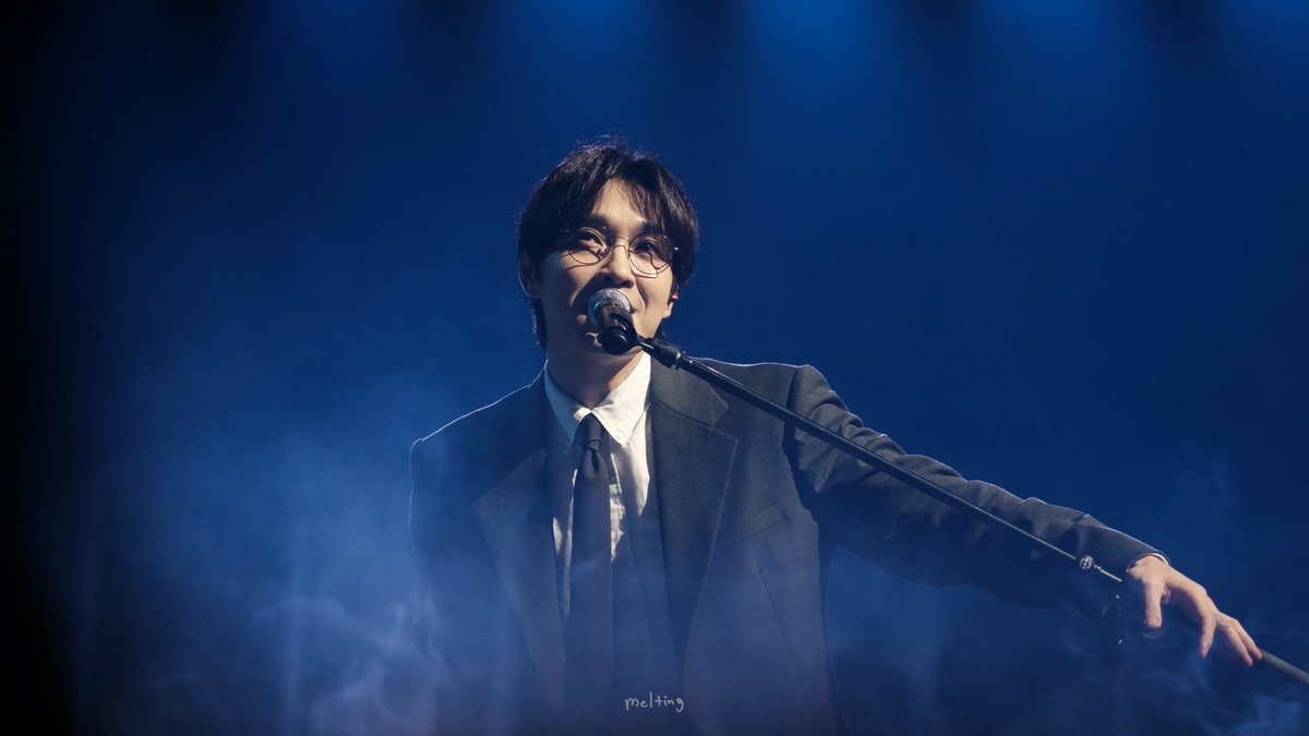 마이크 스탠드에 손 올린 거 놓칠 수 없어서 영상 구도 약간 왼쪽으로 쏠릴 수밖에 없었음 ㅠ
저렇게 손 올리는 거 반칙이세요 유죄세요 이석훈씨 ,,