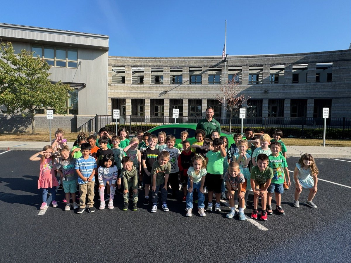 clearprincipal's tweet image. Kindergarten sorted, shared, and celebrated all things green. 

#HPSDawesome #kindergartenfun #thecolorgreen