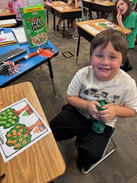 clearprincipal's tweet image. Kindergarten sorted, shared, and celebrated all things green. 

#HPSDawesome #kindergartenfun #thecolorgreen