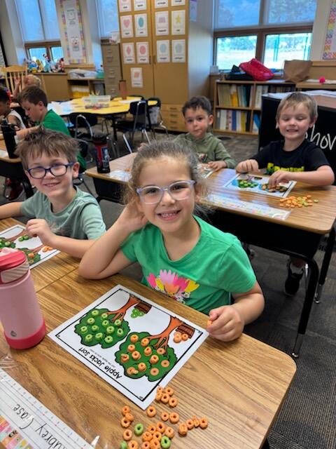 clearprincipal's tweet image. Kindergarten sorted, shared, and celebrated all things green. 

#HPSDawesome #kindergartenfun #thecolorgreen