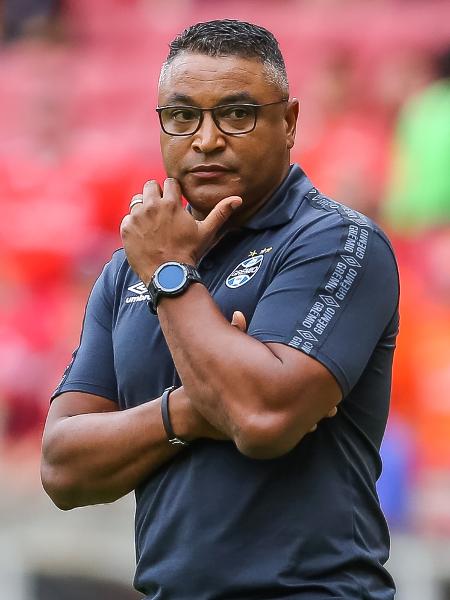 O Vitória esta em busca de um novo treinador, e a primeira opção era o técnico Roger Machado demitido do Internacional, o clube entrou em contato com o treinador mas recebeu uma negativa, Roger pretende tirar férias e viajar com a família, Vitória vai buscar outro nome no mercado