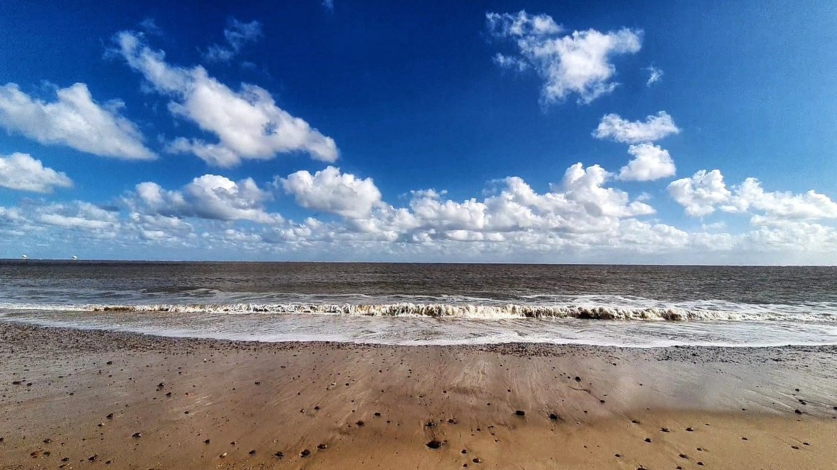 Pure bliss on my doorstep 💙
Lowestoft. Blue sky, puffy clouds, the sound of the sea 👌
<a href="/ChrisPage90/">Chris Page - Weatherman</a> <a href="/WeatherAisling/">Aisling Creevey</a> <a href="/itvanglia/">ITV News Anglia</a> <a href="/metoffice/">Met Office</a> #loveukweather