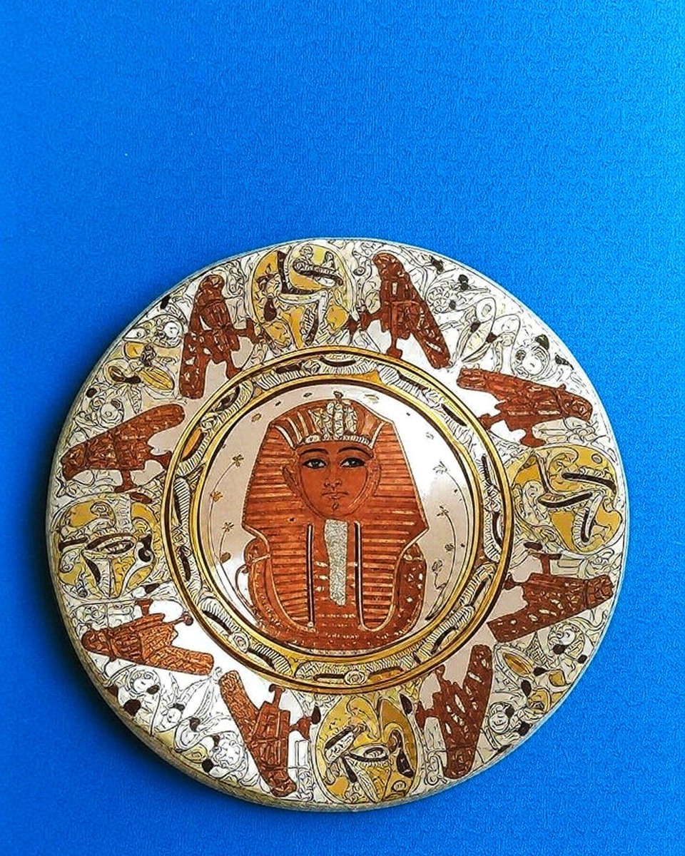 Copper20180711's tweet photo. Egyptian copper plate, late-20th century.
Lathe-shaped copper, chemically etched for recessed lines, then hand-painted, with possible light gilding. Classic pharaoh mask design—an Egyptian souvenir craft piece.

#Egypt #CopperArt #Etching #Handmade #Souvenir #Metalwork https://t.co/8twCqhNvFO