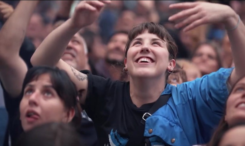 Mirando su balkón, totalmente contagiada por la sonrisa de la que baila, <a href="/CFKArgentina/">Cristina Kirchner</a>: más temprano que tarde, el sol sale. ¡Acá estamos para demostrar que no se lo puede tapar con un solo dedo!