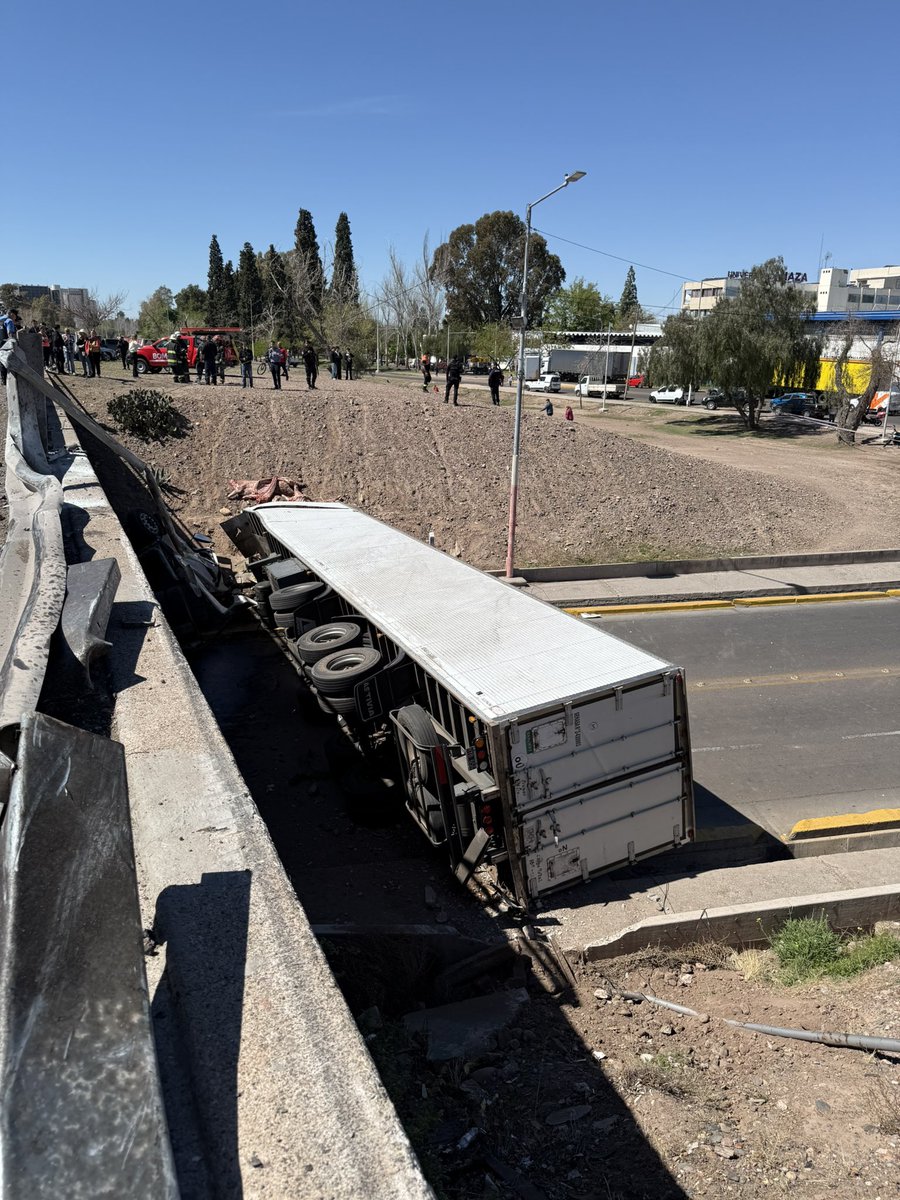 Tremendo accidente en Acceso Este y Cañadita Alegre. El camionero fue encerrado por un utilitario, intentó hacer una maniobra y termino cayendo hacia Cañadita Alegre. Ambos están en buen estado de salud. Imágenes impactantes <a href="/LVDiez/">LVDiez</a>