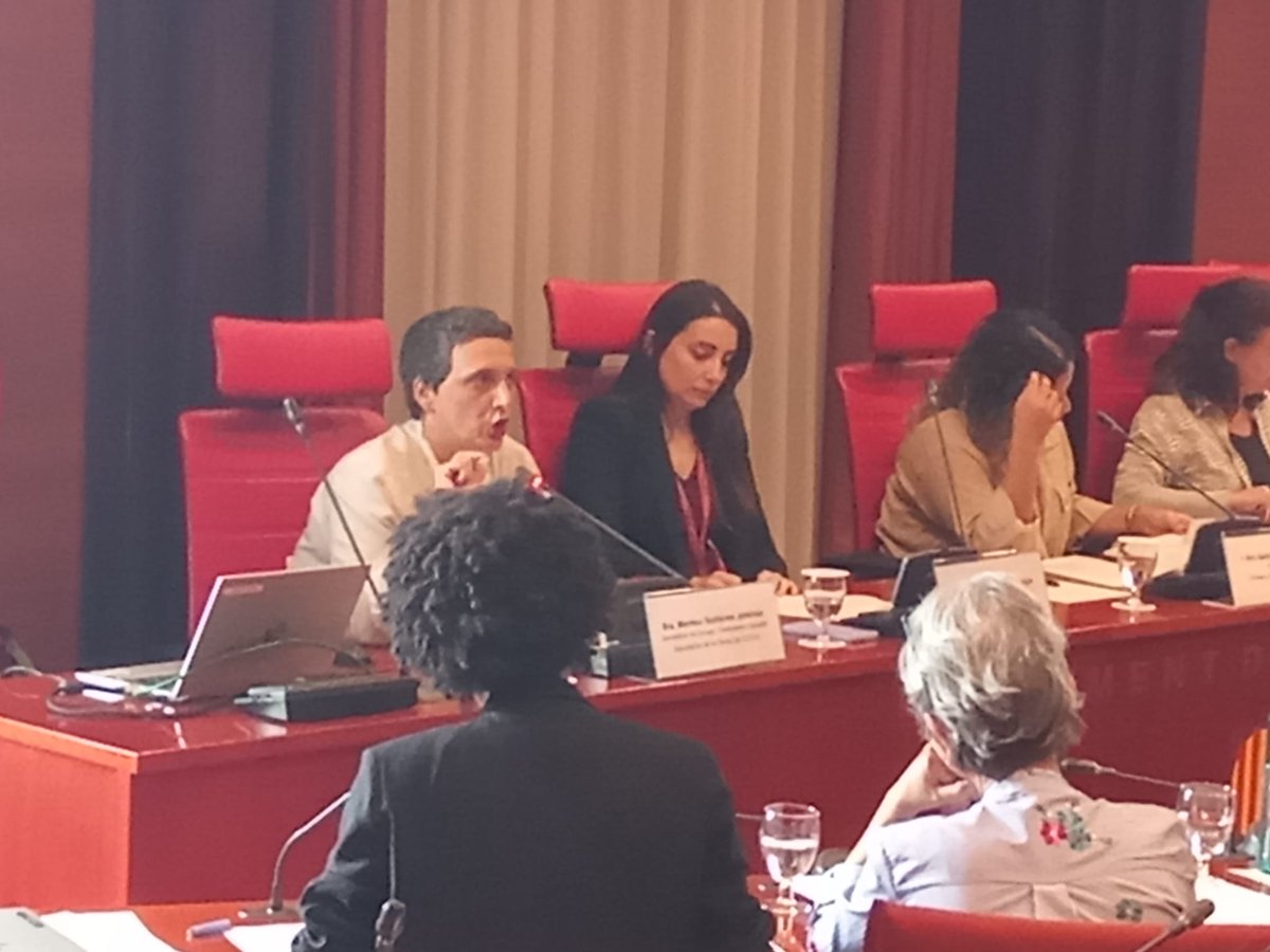 Gràcies <a href="/socialistes_cat/">Socialistes PSC/❤</a> per convidar-nos a explicar les dades de la bretxa retributiva entre dones I homes a la comissió d'igualtat del <a href="/parlamentcat/">Parlament de Catalunya</a>. Lluitar per eradicar la bretxa és lluitar per l'emancipació de les dones i contra la violència masclista.