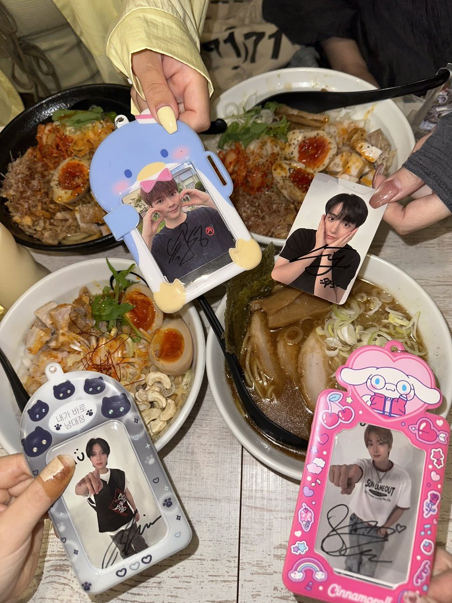 020808_'s tweet photo. 이틀동안고랑하느라수고했어요👩🏻‍❤️‍👩🏻 https://t.co/PyXK6QVKyL