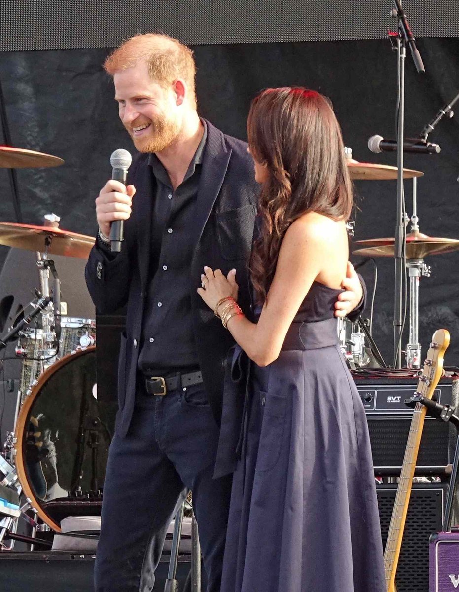 Angel_281974's tweet photo. Harry & Meghan at the One805LIVE! concert hosted by Kevin Costner at his estate in California. The concert is a fundraising event for mental wellness care for emergency front line responders.
✨️🎸✨️🎙✨️
😎
#One805LIVE #HarryandMeghan #KevinCostner #California https://t.co/8CuO6lZr7C