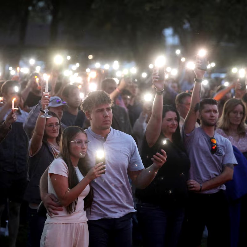 PlNadeWszystko's tweet photo. George Floyd umiera podczas aresztowania:
Ponad 2 MILIARDY dolarów strat materialnych
Uszkodzonych zostało 200 budynków federalnych
Ponad 2000 policjantów zostało rannych
Co najmniej 25 Amerykanów zginęło

Charlie Kirk zabity z zimną krwią:
0 zamieszek, 0 grabieży, 0 obrażeń
Spokojne czuwania i modlitwa
0 dolarów za szkody materialne
0 zabitych Amerykanów

NIE JESTEŚMY TACY SAMI