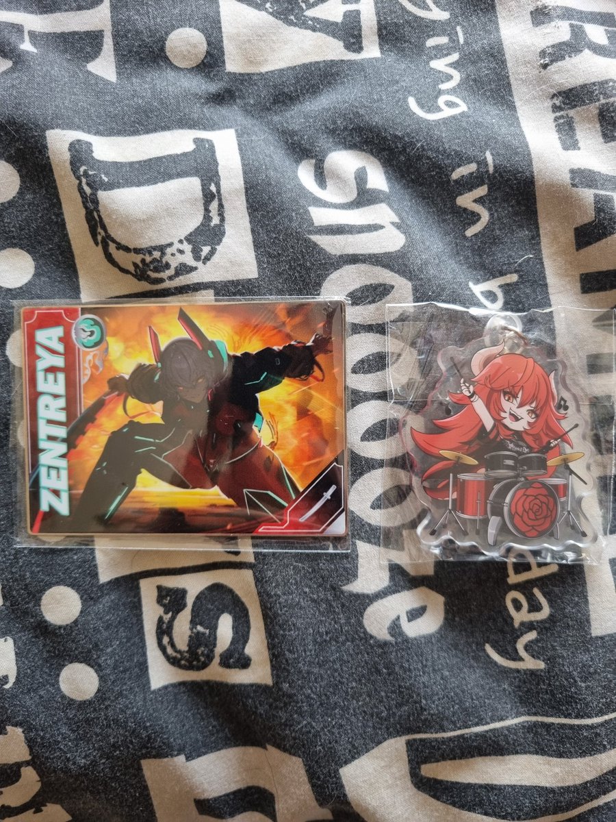 My <a href="/NovelHorizons/">Novel Horizons</a> <a href="/zentreya/">Zentreya⚡🐲</a> metal card and key chain arrived today. #zentreya