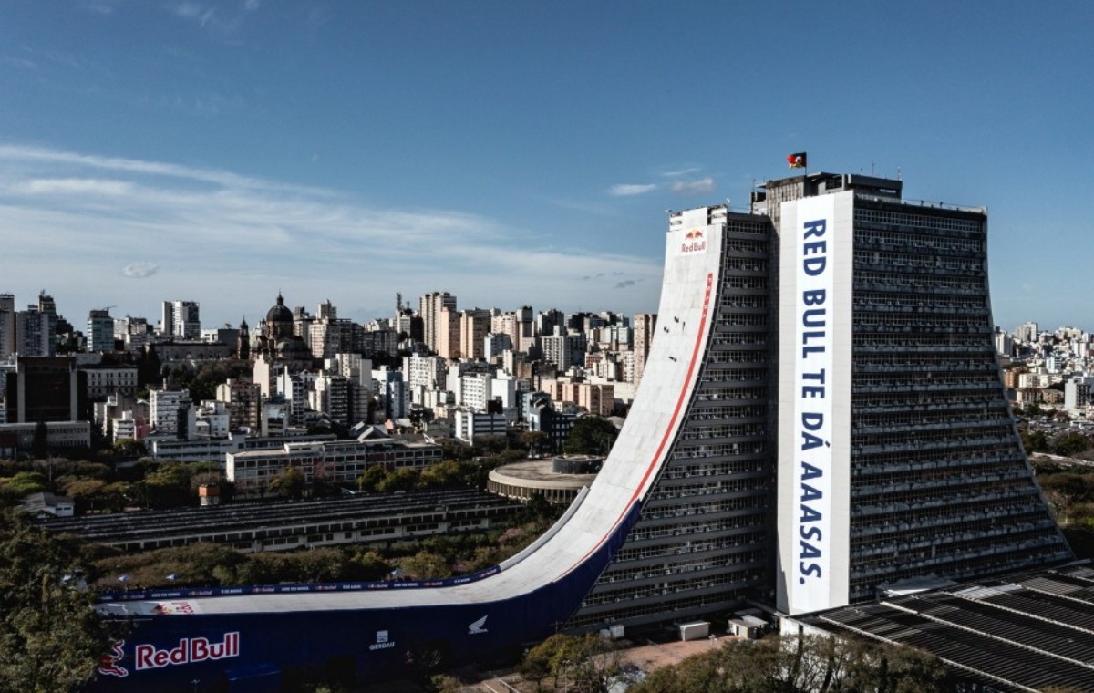kellyisisp's tweet photo. A descida de skate do prédio do Centro Administrativo do Estado do RS, em Porto Alegre, está prevista para essa quinta-feira, ao meio-dia. Será transmitida nos canais online da Red Bull, responsável pelo evento. O skatista será o Sandro Dias, o Mineirinho. Loucura, né? https://t.co/jgEIbY3qd9