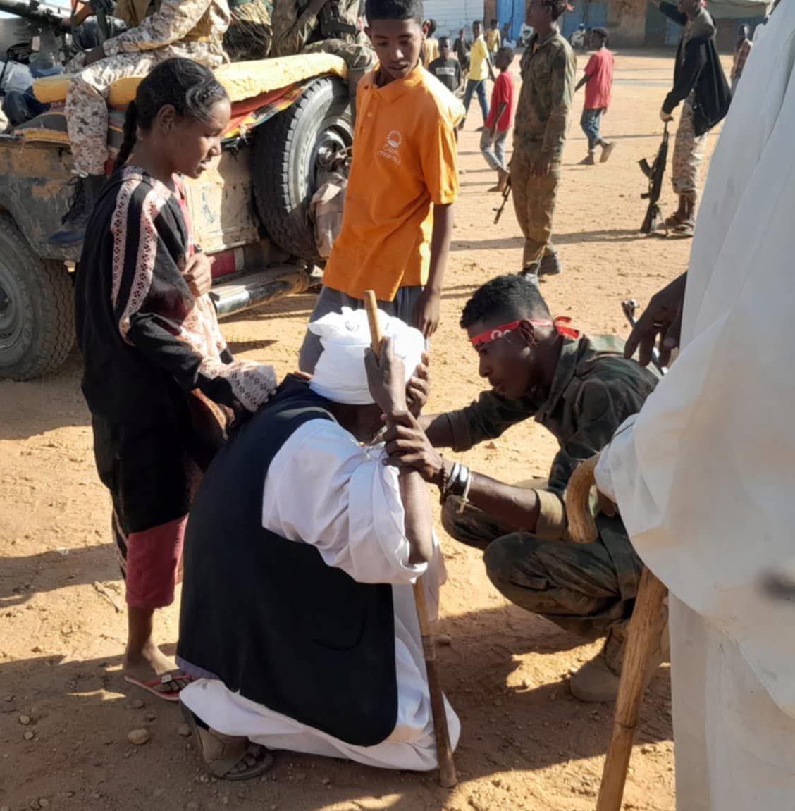 These two pics of this old man in North Kordufan collapsing with emotion after his town was finally liberated from the RSF militia and him being comforted by  a young soldier; will tell you more about the realities of this war and where Sudanese stand, than anything you could