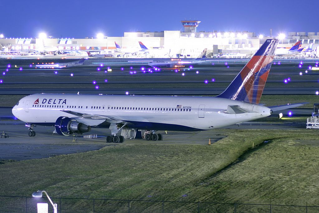 runway_radar's tweet image. Delta to retire 767-300ERs by 2030, investing in A350s/A330s for modern, comfy flights... #aviation #DeltaAirLines #FleetModernization #AirbusA350 #LongHaulTravel   runway-radar.com/delta-air-line…
