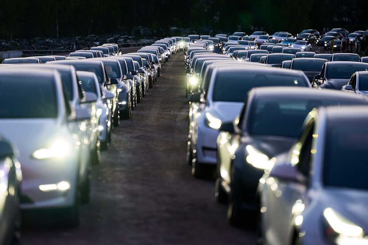 🚗⚡️🎶 A World Record Has Been Made! 🎶⚡️🚗

Last weekend, we were part of a truly historic moment when 495 Teslas became the orchestra and lights for singer Sani – the first time ever in the world with a live artist! 🌍✨

Watch the official YouTube video of the world record