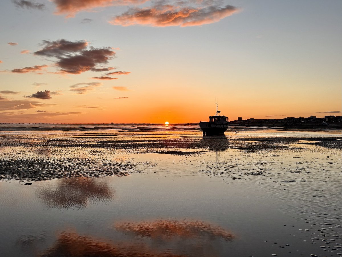 The sun disappears…….

#stormhour  #sunset #southendonsea
<a href="/FriendsSouthend/">Friends of Southend</a> <a href="/YourSouthend/">Your Southend</a> <a href="/VisitSouthend/">Visit Southend</a> <a href="/Essexlife/">Essex Life</a> <a href="/Shoeburygarriso/">Shoebury Garrison</a> <a href="/thamesweather/">Thames Weather ❄️</a>