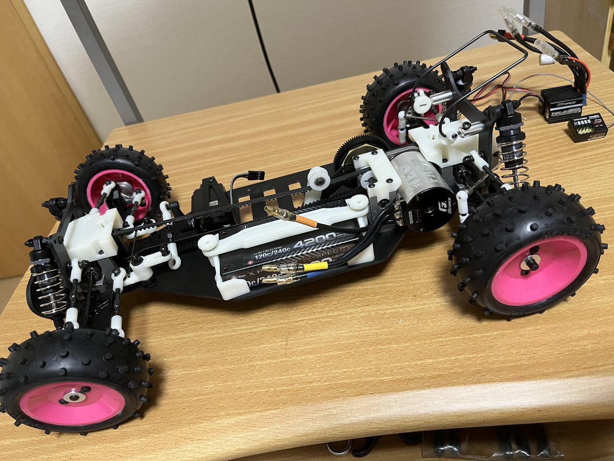 インナースポンジなる物を入れます。
40年前の小学生にその様な知識や情報もなく、公園や学校の校庭で走らせて
✨ただただ楽しかった。✨
スポンジ入れて接着したのですが、慌てて作業の為1本タイヤが歪んでる😱
