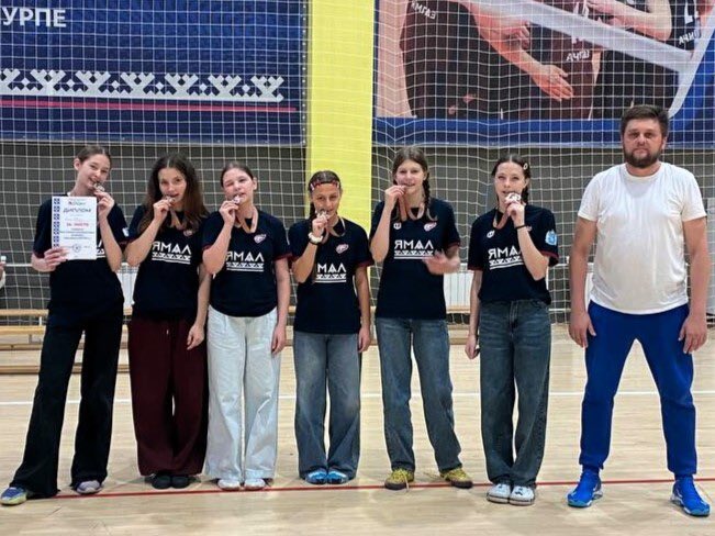 19 сентября мы со старшими девочками выступали в Ноябрьске. 3 команды набрали равное количество очков , пришлось считать коэффициент набраных и проигранных очков. На поезд мы чудом успели , и там  узнали что мы бронзовые призеры. Медали заслуженные получили через два дня.🥉