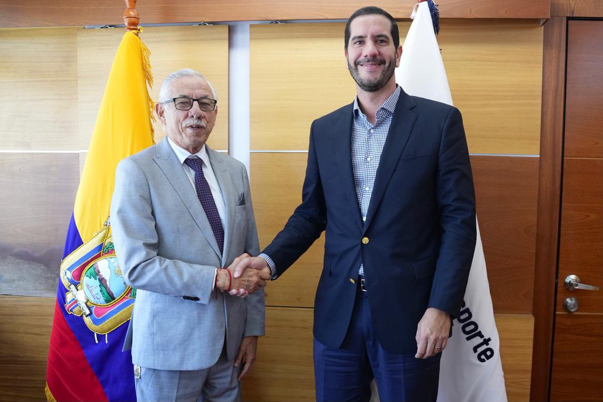 A nombre de #Sucre agradezco al Pdte. <a href="/DanielNoboaOk/">Daniel Noboa Azin</a>, al ministro <a href="/RobertoLuqueN/">Roberto Luque</a> y a la gob. Aurora Valle por el respaldo al proyecto de la nueva planta de agua potable 💧✨.
Una obra que beneficiará a Bahía, Leonidas Plaza, San Vicente y zonas altas de Tosagua.