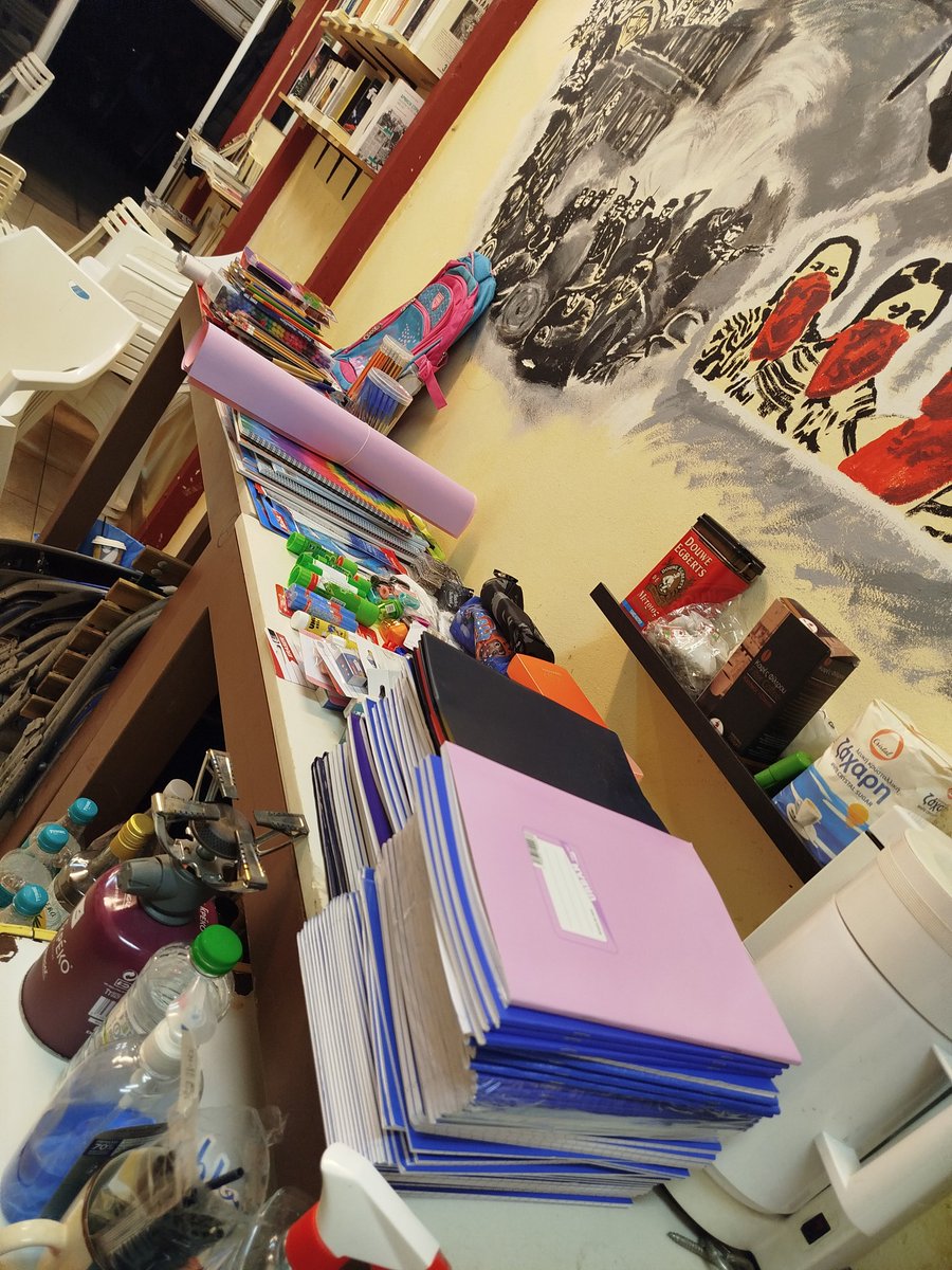 Την περασμένη Τρίτη και την Παρασκευή πραγματοποιήθηκε συλλογή σχολικών ειδών στο Επί τα Πρόσω, η οποία είχε μεγάλη ανταπόκριση.

Τα πράγματα θα δοθούν τις επόμενες μέρες στο σχολείο "εν κινήσει", στ Καμπ της Μυρσίνης καθώς και στον ξενώνα ασυνόδευτων ανηλίκων.
#Πάτρα #antireport