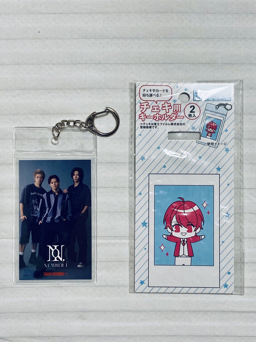 参考までに… タワレコ特典のステッカーは seriaのチェキ用キーホルダー