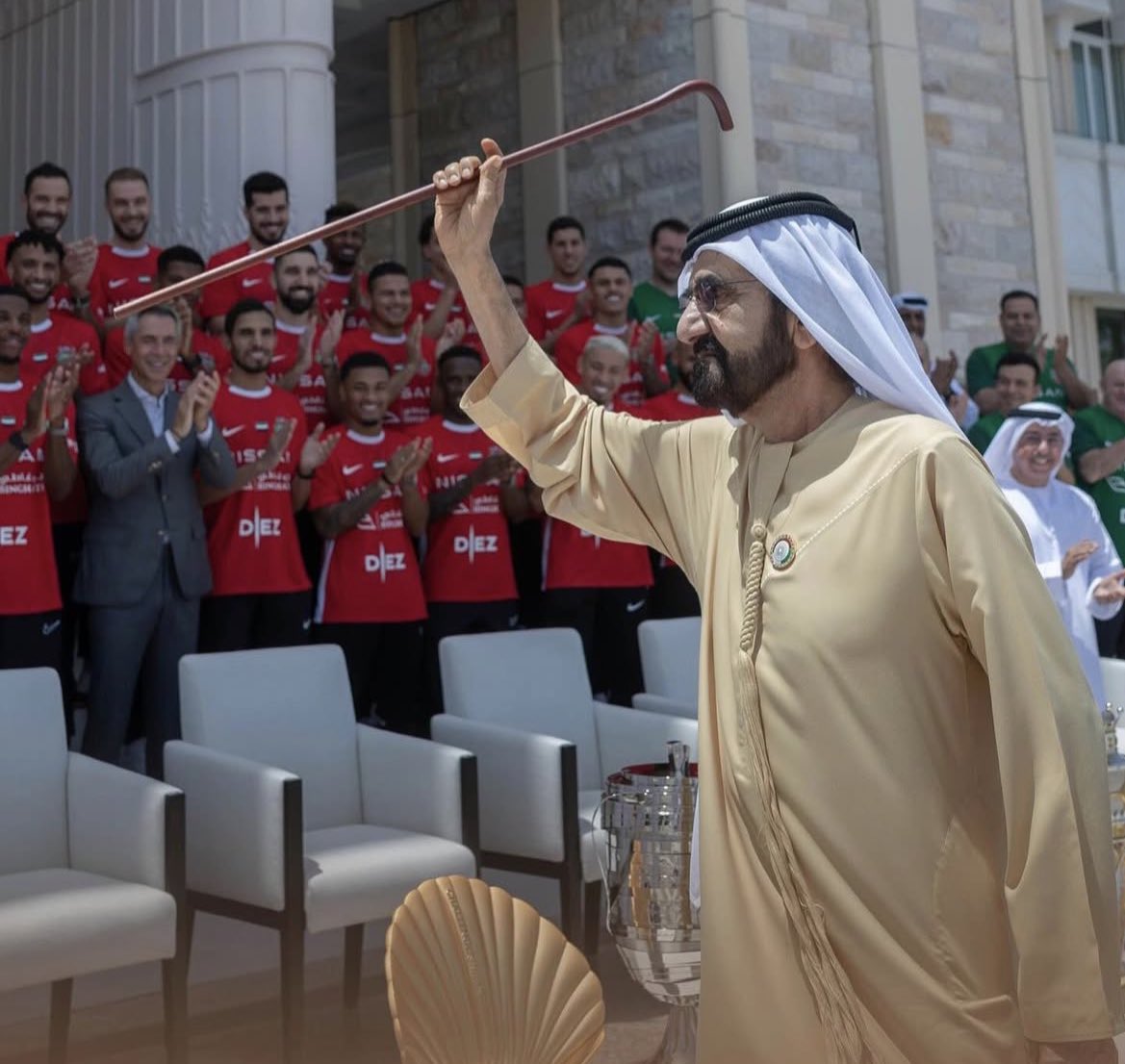 في عالم كرة القدم هناك قاعدة
يحق للجميع أن يكون منافساً
وهناك حالات استثنائية تكون فيها بطلاً

ولكن ليس الجميع يُعد من كبار القوم
فأنا الأهلي يا سادة .. لا أرى أمامي كبير

تاريخ كتبه آل مكتوم للنادي الكبير
هذا الأرث العريق .. والثقافة الراسخة
#الصدارة_خط_أحمر