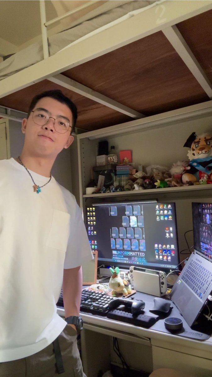 今天的作業
要三張穿搭的全身照
我沒時間去拍
想說去翻之前的照片
可以蒙混過關
結果身為半個男同性戀的我
相簿三分二的都是賣肉照
剩下大多又是裝可愛的半身照
最後硬著頭皮找才找到三張
可悲烏龜😔🐢

今年住宿的位子跟裝可愛的🔽