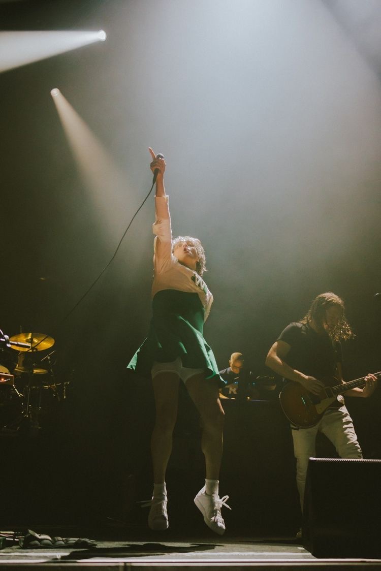 daily gerard thighs tweet media
