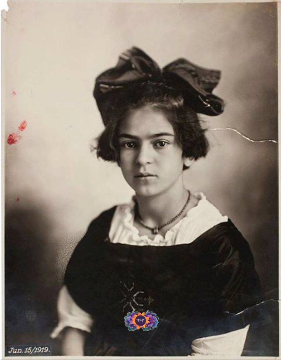 “Debo haber tenido seis años cuando viví intensamente la amistad imaginaria con una niña de mi misma edad más o menos. Corría con mi secreto y mi alegría hasta el último rincón del patio de mi casa, y siempre en el mismo lugar, debajo de un árbol de cedro, gritaba y reía.