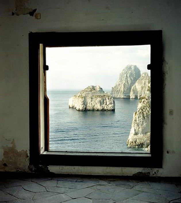 javierubioo's tweet photo. Ventanas que parecen cuadros. 
Casa Malaparte, Capri, 1937. https://t.co/hQf91N5Vjr