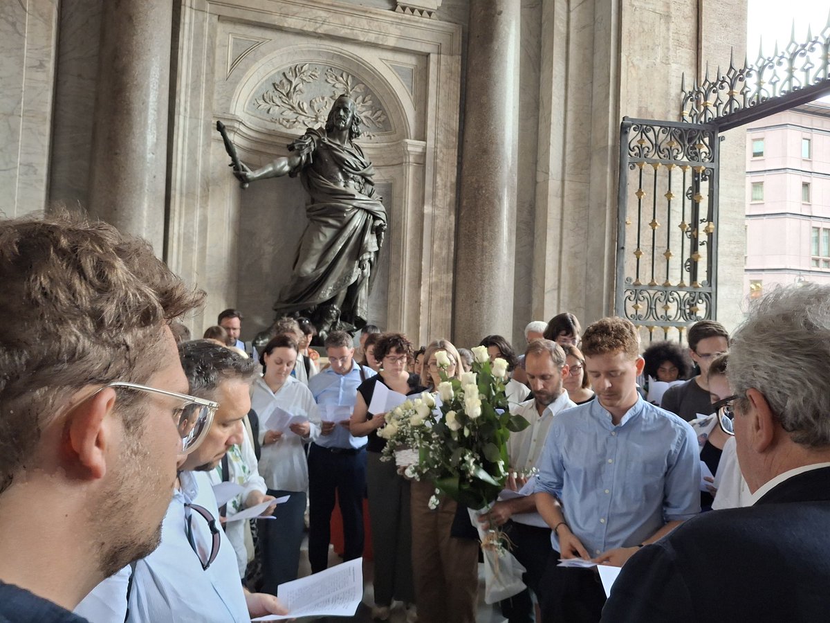 santegidionews's tweet photo. #22settembre rappresentanti della Comunità di diversi paesi europei, a Roma per alcuni giorni di convegno, hanno reso omaggio a #PapaFrancesco nella basilica di Santa Maria Maggiore https://t.co/Au8X2WNBNg