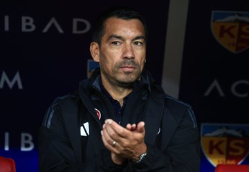 Şenolun hocalık yaptığı yerde Van bronckhorst orospu çocuğudur.

ALDIRMAYACAM