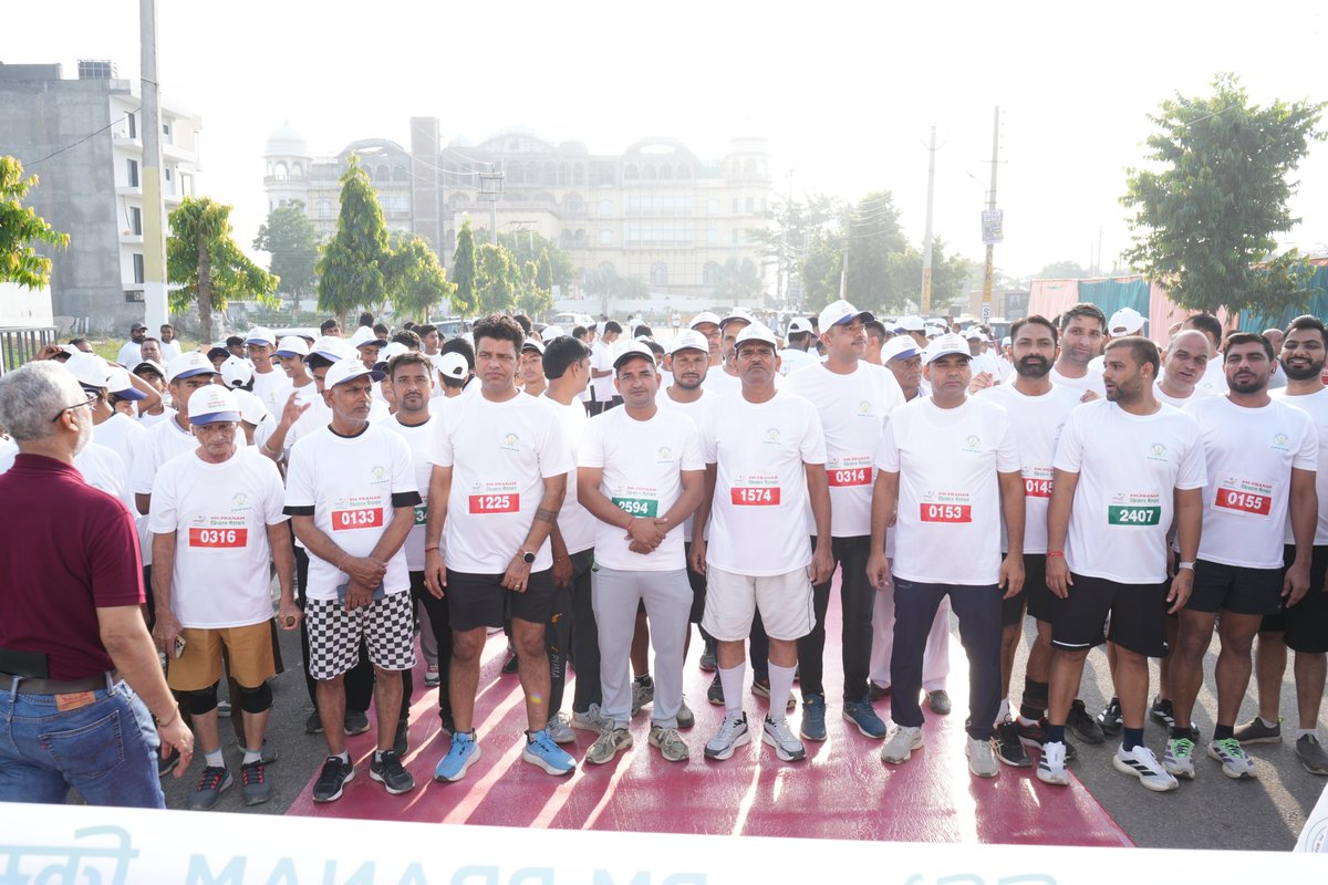 HURL_INDIA's tweet photo. From flag-off to the finish line! 

Thousands of farmers and enthusiasts ran the PM-PRANAM Kisan Marathon, celebrating soil health and sustainable agriculture. A day of energy, unity, and achievement!"

#PMPRANAMMarathon #SoilHealth #SustainableFarming #HURLImpact #RunForSoil https://t.co/CraUrpH1q8