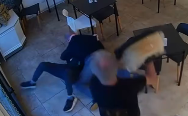 [Video] Cliente heroico frustró un asalto en una panadería de Ituzaingó y ayudó a detener al ladrón

sectorprensa.com.ar/?p=75927