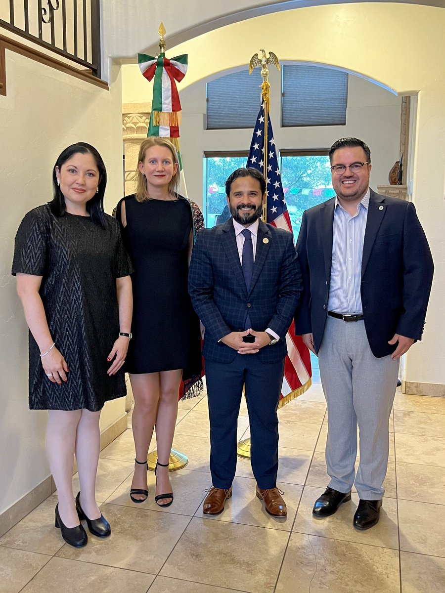 ricardomb85's tweet photo. Celebrando el 215 Aniversario de la Independencia de México con amigos del @ConsulMexNog Gracias cónsul general @morenobaez por la invitación. 

Un gusto conocer también a la cónsul adscrita @Paola__R 

🇲🇽🇲🇽🇲🇽 ¡Viva México! 🇲🇽🇲🇽🇲🇽 https://t.co/HtKjOa5HQb