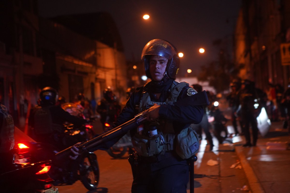 🚨La <a href="/ANP_periodistas/">ANP Perú</a> registró 18 ataques a periodistas en las protestas del #20S y #21S en Lima. De este total, 16 fueron perpetrados por policías, uno por civiles y uno por sujetos que desactivaron los teléfonos de tres reporteros. 🧵
📷Gabriel García Barandiaran