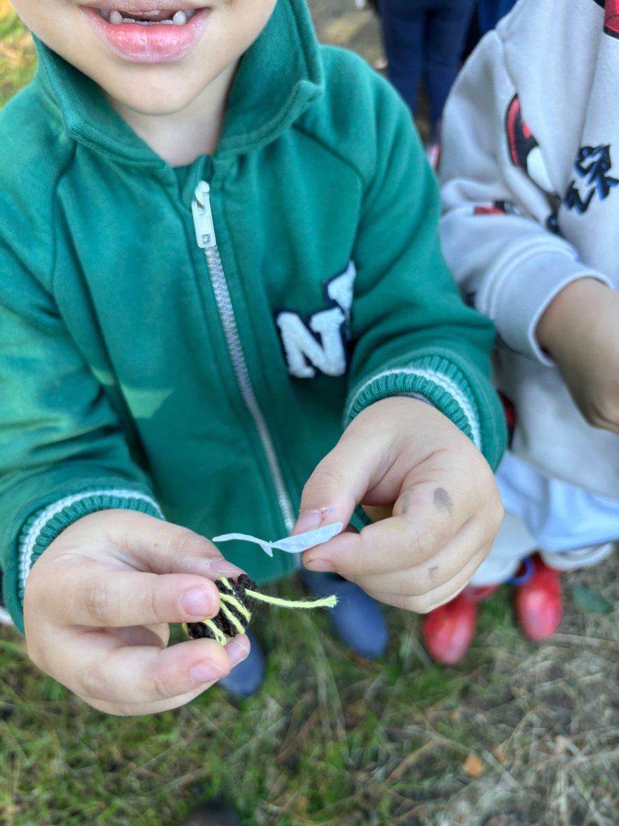 LEOforestschool's tweet image. 🐝 Year 1 @HurstParkSchool have been busy at Forest School! We learned how bees share their secret maps through the waggle dance 🕺✨ and then created our very own bees using alder cones. 🌳🐝 A buzzing day of learning and fun! #ForestSchool #OutdoorLearning #Year1