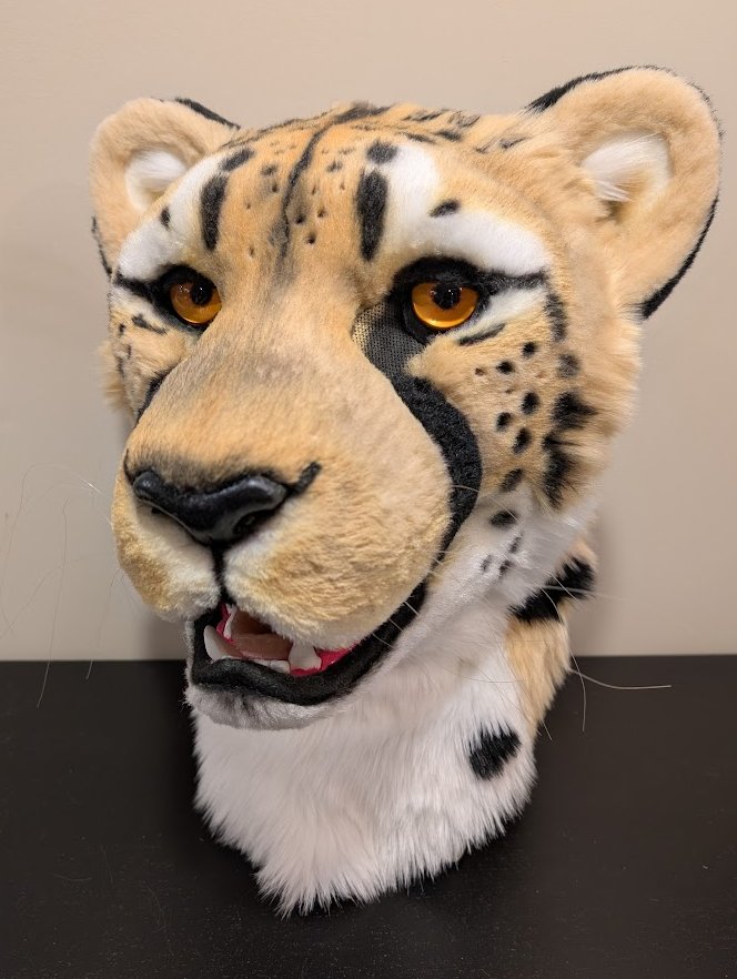 Surge was a cheetah partial I had planned for TFF but ultimately finished in time for AC, where he found a home! While the majority of his spots are handsewn, the little ones on his face are airbrushed :) 🐆