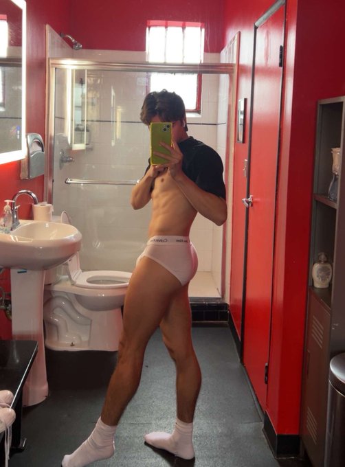 Someone walked in right after this. https://t.co/OOOTw9RSAB