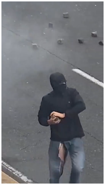 _a1_s2_d3_'s tweet photo. i pacifisti col sampietrino .. toh !
poraccio, quancuno gli dia dei soldi per comprarsi dei pantaloni nuovi .. e magari un lavoro
#pacie #propal #milano https://t.co/XkaUohIWmw