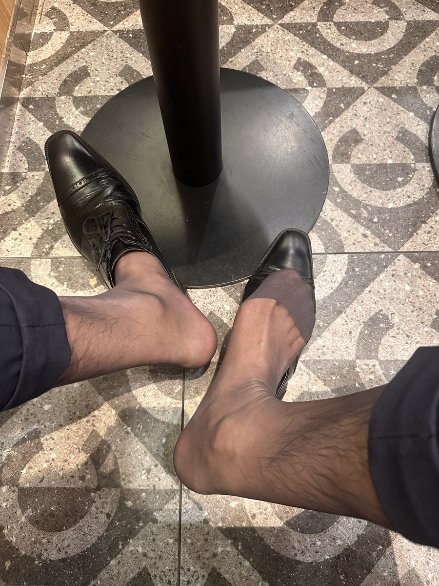 blacksocks0's tweet photo. 在茶饮店脱鞋被服务员看到 服务员一脸震惊 https://t.co/cYUc1QWE9e