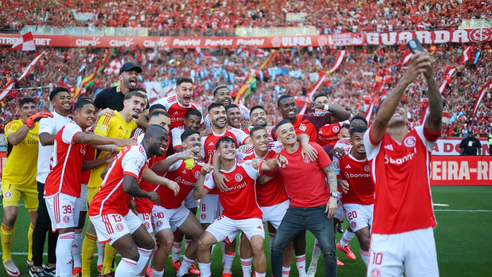 centralfbpaG's tweet photo. Meu bruxo teu time tava assim depois de ganhar o mesmo GREnal do segundo turno que também não valia nada, ano passado...

Apanha e fica quieto. Te preserva kkkkkkkkkk https://t.co/ryXLrrESIO