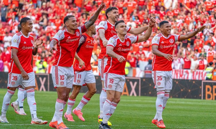 centralfbpaG's tweet photo. Meu bruxo teu time tava assim depois de ganhar o mesmo GREnal do segundo turno que também não valia nada, ano passado...

Apanha e fica quieto. Te preserva kkkkkkkkkk https://t.co/ryXLrrESIO