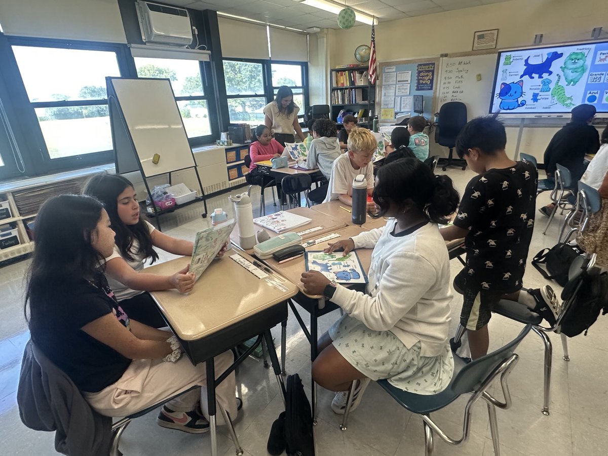 FLES with Ms. Barba is always so much fun! ⁦<a href="/DSiebertCBS/">Dominique Siebert</a>⁩ #WeAreBethpage