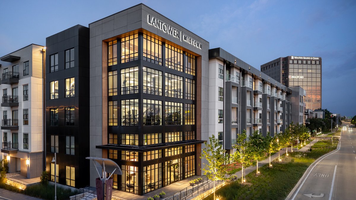 JHParch's tweet photo. Corner stacked amenity spaces that glow at night? Yes please! Just one of many design features at Lantower Midtown that we're proud of. 

#jhparch #architecture #multifamily #midrise #LantowerMidtown #DallasTX #nowopen #nowleasing #recentcompletion https://t.co/Hx1Mz3ZjoJ
