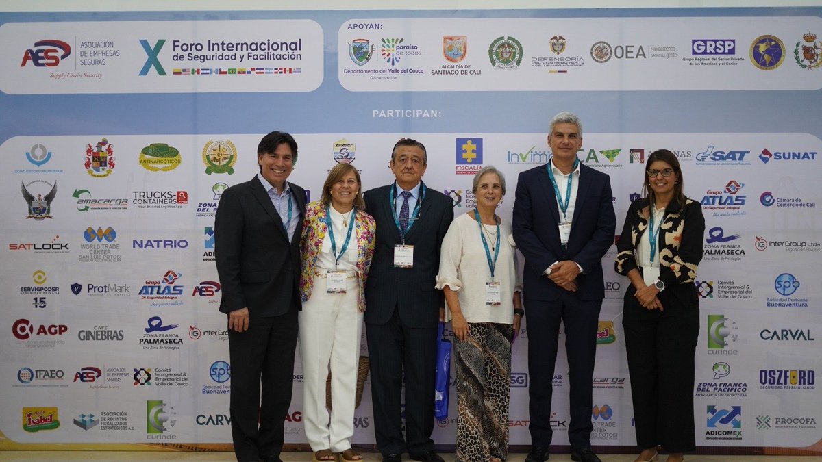 OEA_CICTE's tweet photo. La semana pasada, participamos en el X Foro Internacional de Seguridad y Facilitación, cumbre mundial de apoyo al comercio exterior celebrada en Cali 🇨🇴 y organizada por la Asociación de Empresas Seguras @AES_SCS con el apoyo de la Federación Internacional de Operadores Económicos Autorizados @ifaeo_ y el Comité Intergremial y Empresarial del Valle @CIEValle.

Paola Fernández @paolafer10, Gerente de la Sección Gestión Coordinada de Fronteras y Protección de Objetivos Vulnerables de @OEA_CICTE, compartió cómo la @OEA_oficial apoya a sus Estados Miembros a afrontar los nuevos desafíos que plantea la gestión del riesgo en el comercio y el papel clave de las alianzas transfronterizas para construir cadenas de suministro más resilientes.

El foro reunió a directivos, representantes legales y líderes de organismos nacionales e internacionales vinculados al control del comercio exterior para analizar:
✅ Escenarios de amenazas emergentes.
✅ Impacto de los cambios normativos en el comercio internacional.
✅ Importancia de la adopción de buenas prácticas.
✅ Estrategias conjuntas para fortalecer la resiliencia y la continuidad de las operaciones en la cadena de suministro.