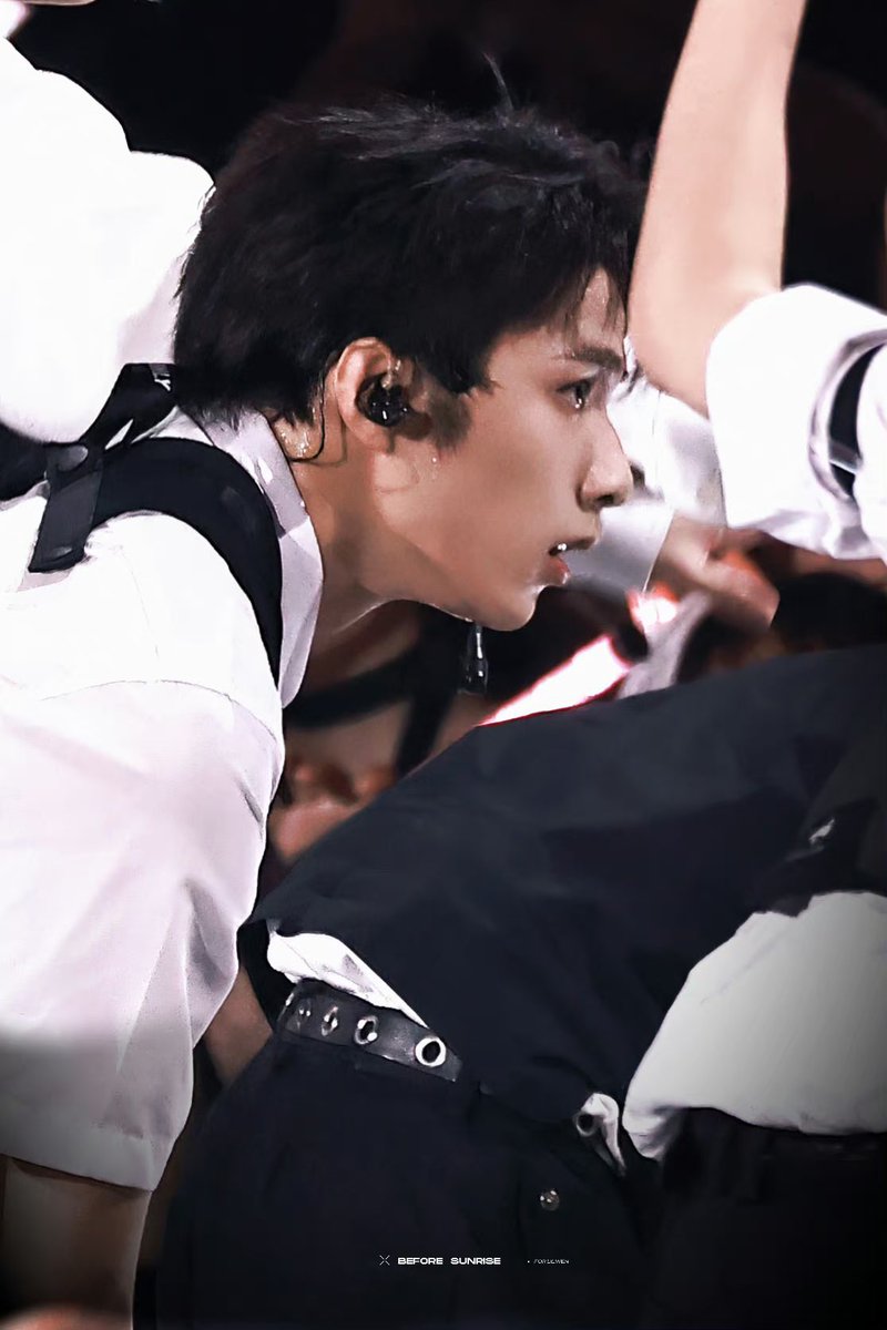 cookie346881's tweet photo. “姐姐 我是乖小狗吗？🥺”
如果刘耀文不是埋在你腿间问的话你一定会笑着揉揉他头的 但此时你只能踹着他后背不知是推开还是诱引再进一步
项圈 链子 脚心的炙热...
如果你惹到一只小狗就会有一只小狗被惹到！误会解开就哄好啦
祝我们刘小狗生日快乐😋 https://t.co/BT4nWe0lI0