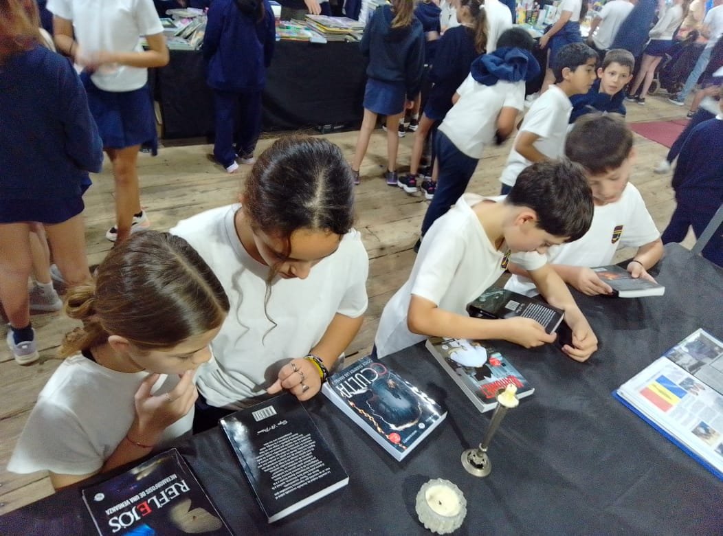 📚✨ La mejor excusa de una Feria de libros📖🤝😊 hacer amigos y ser felices 😍🌈🎉
Gracias <a href="/muniurdi/">Muni Urdinarrain</a> por propiciar este espacio donde confluyen los sueños y la pasión por la #lectura 
#BuenLunes #TTxB #GoldenVoiceSeungminDay #AugustD #STARWars #SUGA #73SSIFF