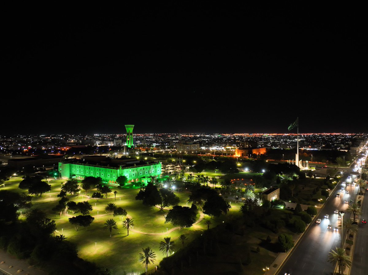 #صور 
مبنى #إمارة_تبوك
يكتسي اللون الأخضر  ابتهاجًا بـ 
#اليوم_الوطني_السعودي95
#عزنا_بطبعنا