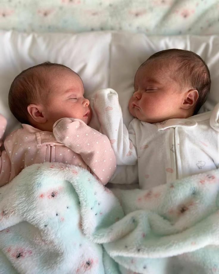 Tomás y Julieta Leclerc Galle — 11/08

ya más de un mes desde que los dos grandes amores de mi vida nacieron, hemos tenido momentos de familia pero finalmente quiero compartirlos por aquí. 
los amo 🤍