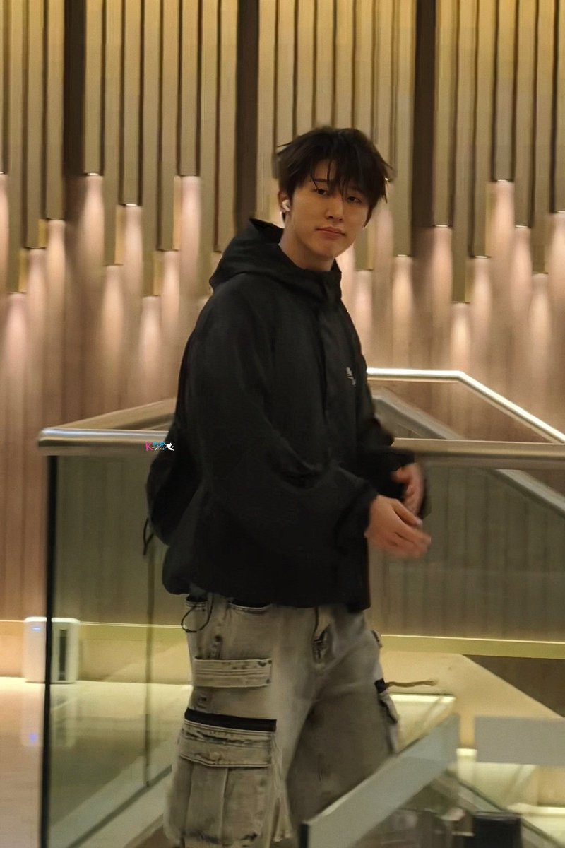 he looks so annoyingly handsome with messy hair